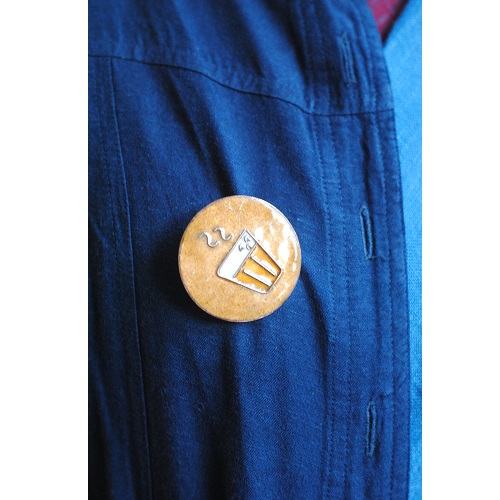 Ekibeki Chaai Paani Lapel Pin (Color:Brown)